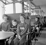 854098 Afbeelding van enkele kinderen in het als trein ingerichte restaurant van het Spoorwegcentrum in de ...